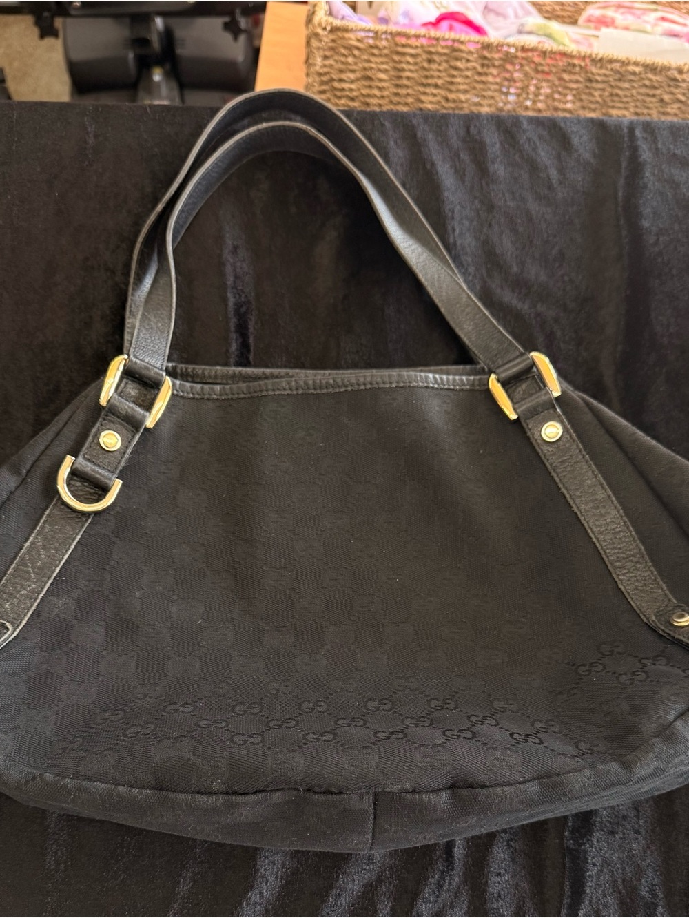 Gucci GG Canvas Abbey shoulder bag in black with Gold-Tone Hardware